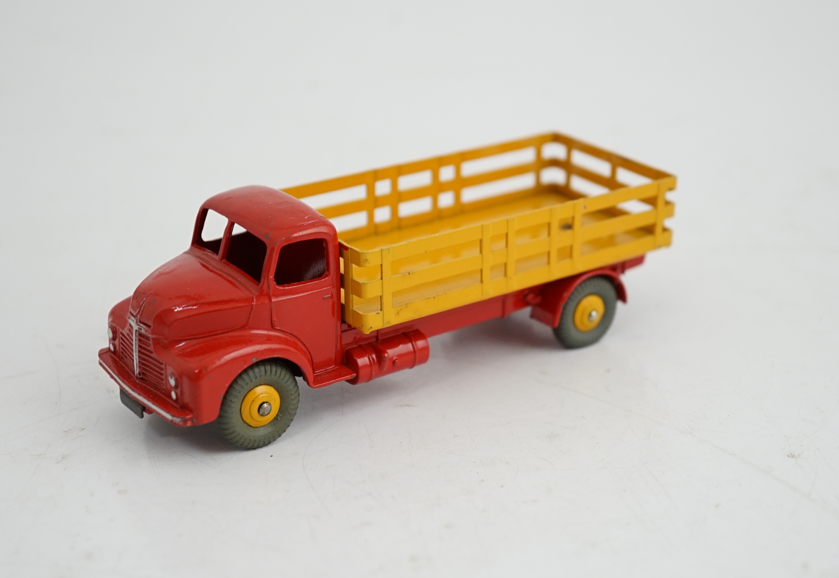 A boxed Dinky Supertoys Leyland Comet Lorry (531), with red cab and chassis, yellow stake body and yellow wheels